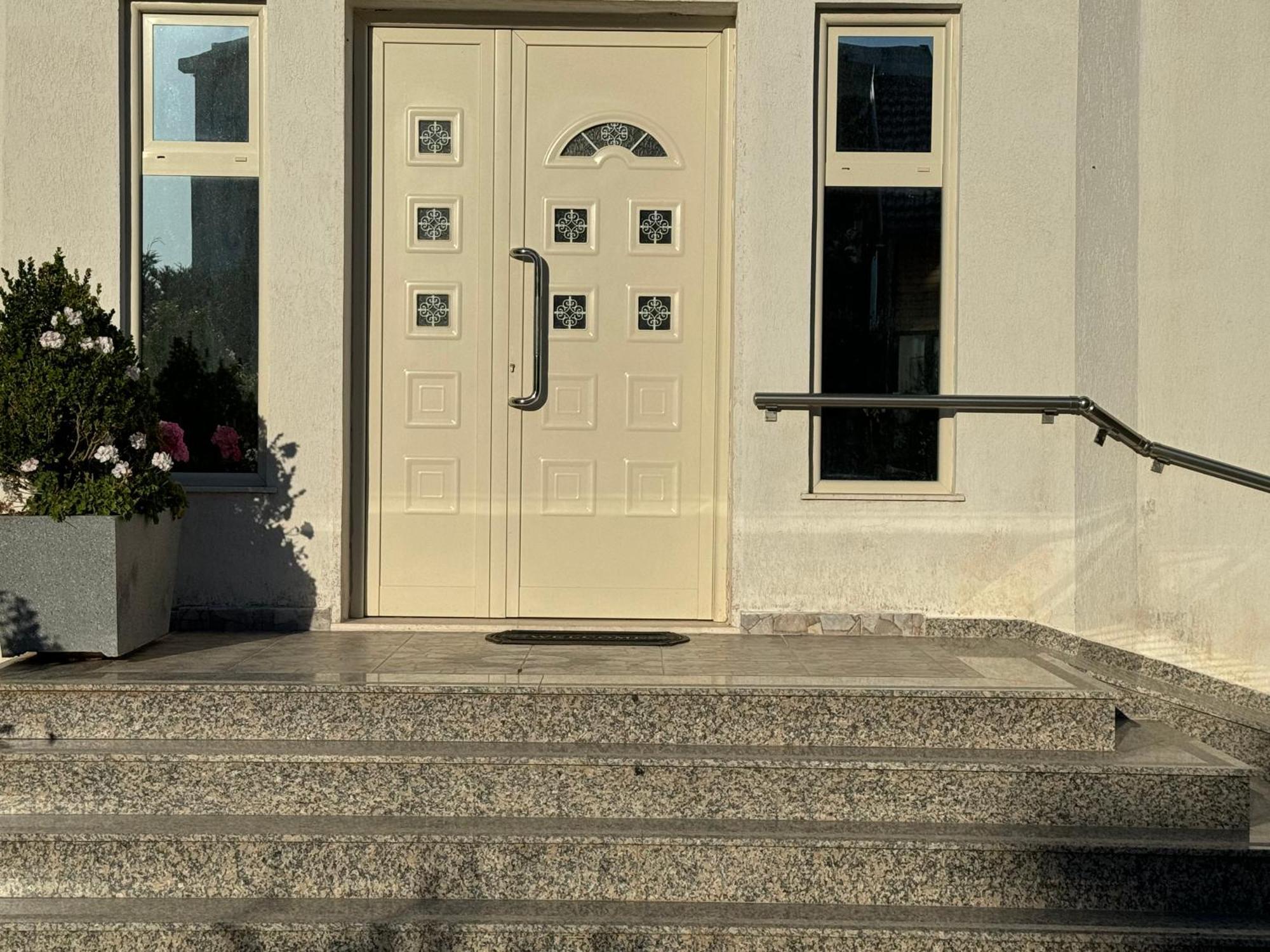 Kunevain Guest House Lezhë Eksteriør billede
